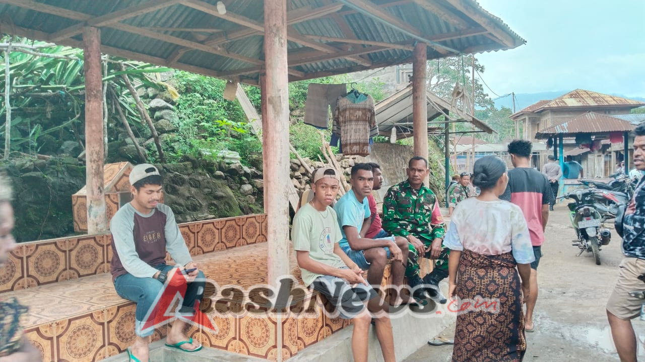 Kegiatan Komsos dan Pamwil di Detusoko, Babinsa Perkuat Sinergi dengan Masyarakat