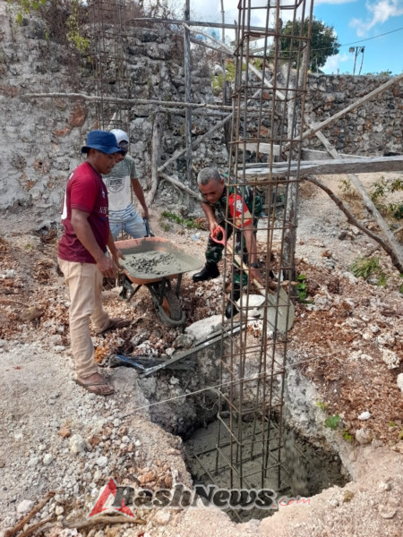 Babinsa Ikut Gotong Royong Bersama Warga Bangun Tiang Beton Fondasi Rumah
