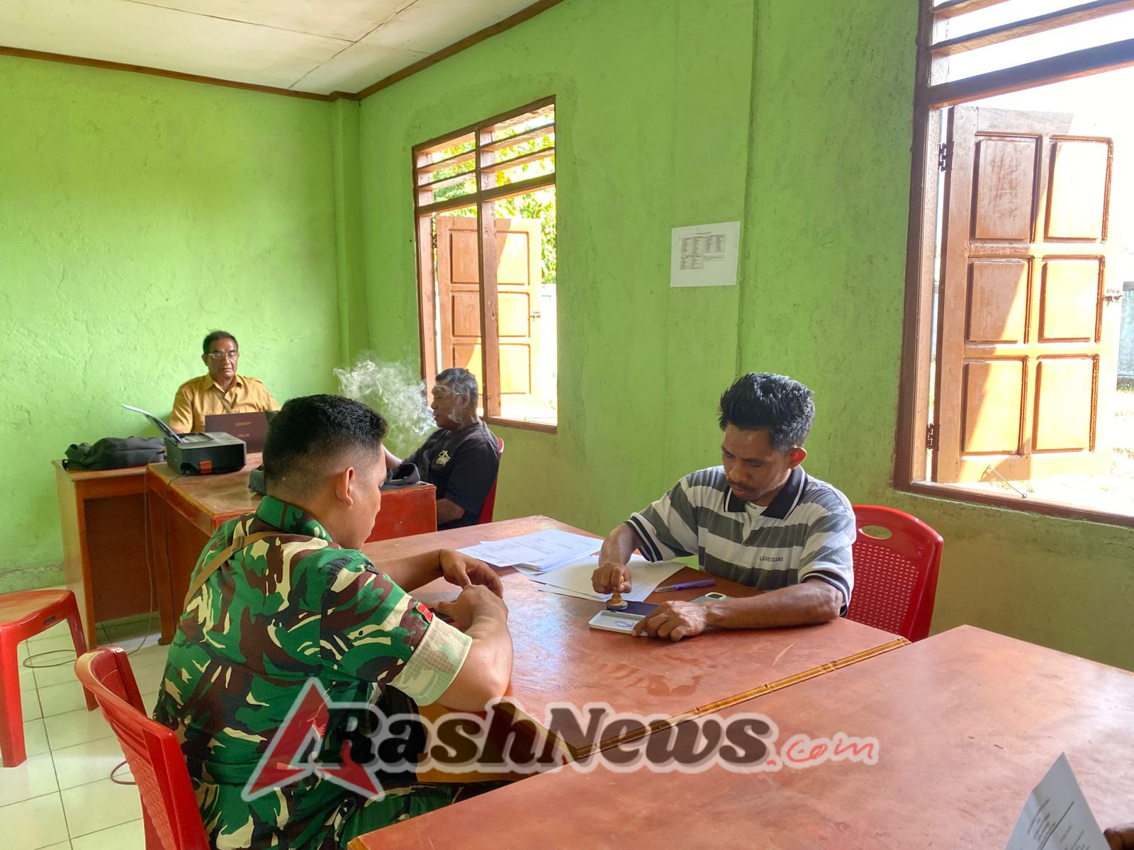 Puldatater Babinsa Koramil Maurole Dukung Kemanunggalan TNI-Rakyat di Desa Ndondo