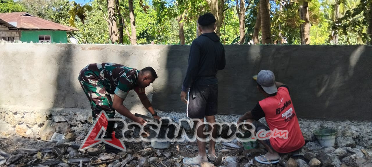 Peduli Kepada Warga Binaan Babinsa Bantu Plester Pagar