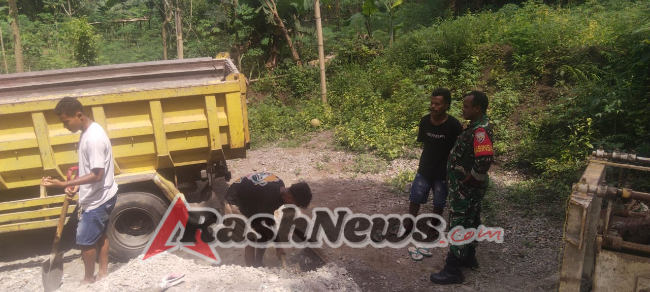 Sinergi TNI dan Warga Desa Riaraja, Babinsa Giatkan Monitoring dan Pengamanan Wilayah