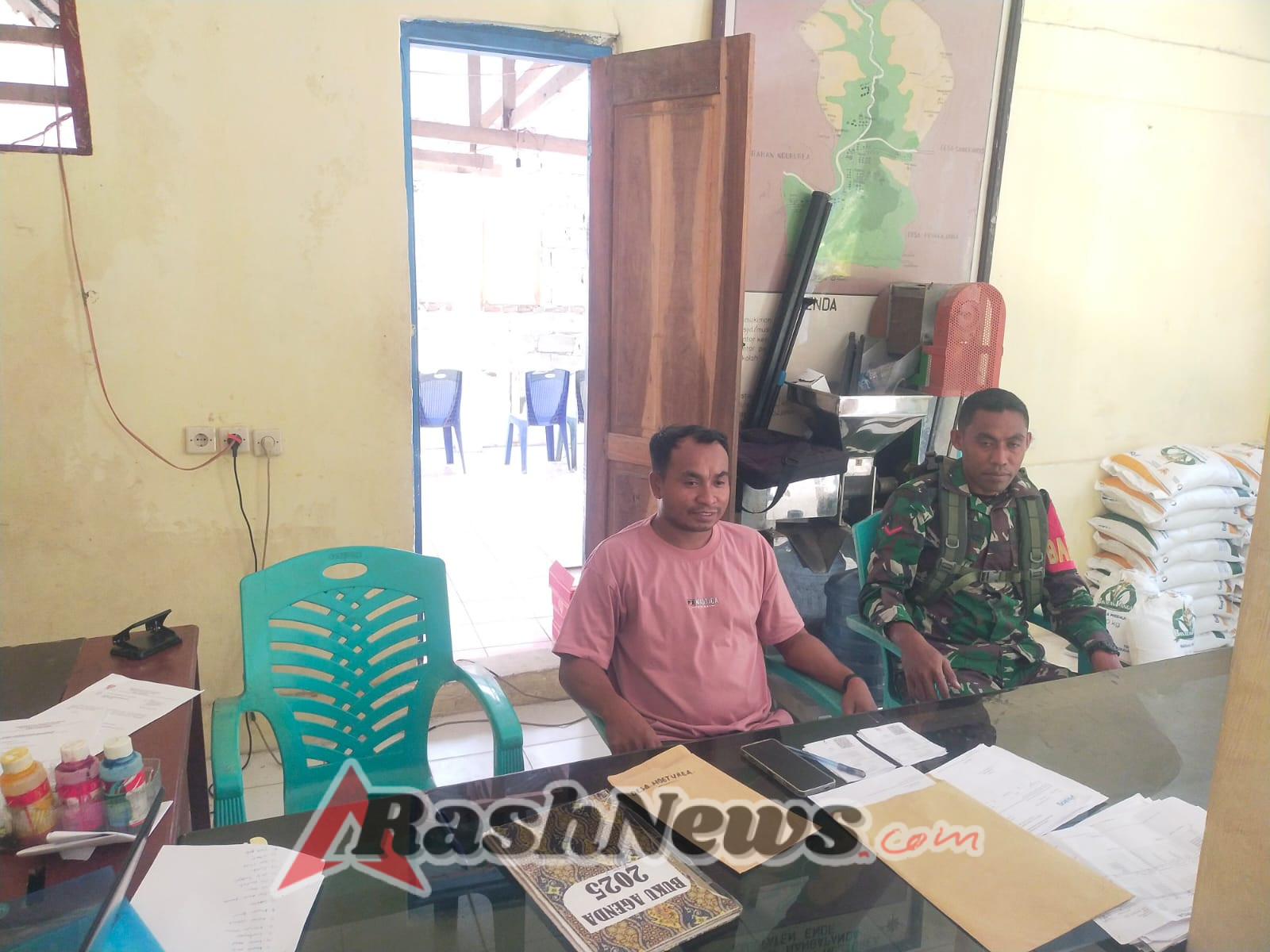 Babinsa Koramil 1602-01/Ende Perkuat Kemanunggalan TNI-Rakyat Melalui Puldatater