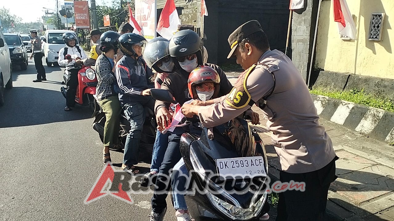 Gelorakan Kemerdekaan, Kapolsek Selemadeg bagikan Bendera Merah Putih kepada Pengendara