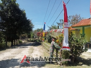 Babinsa Serda Nyongsri Faot Bantu Warga Binaan Pasang Umbul-umbul Dalam Memeriahkan HUT RI Ke-80