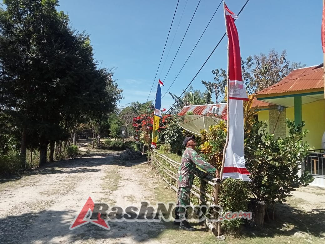 Babinsa Serda Nyongsri Faot Bantu Warga Binaan Pasang Umbul-umbul Dalam Memeriahkan HUT RI Ke-80
