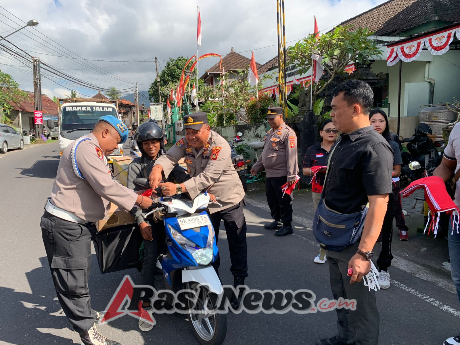 Kapolsek Bebandem dan Danramil 1623-07 Bebandem Bersama Forkopimcam Laksanakan Gerakan Pembagian Bendera Merah Putih Menyambut HUT ke-80 Kemerdekaan RI