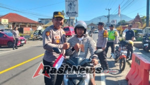 Sambut HUT ke-80 RI, Polsek Baturiti Bagikan Bendera Merah Putih ke Warga