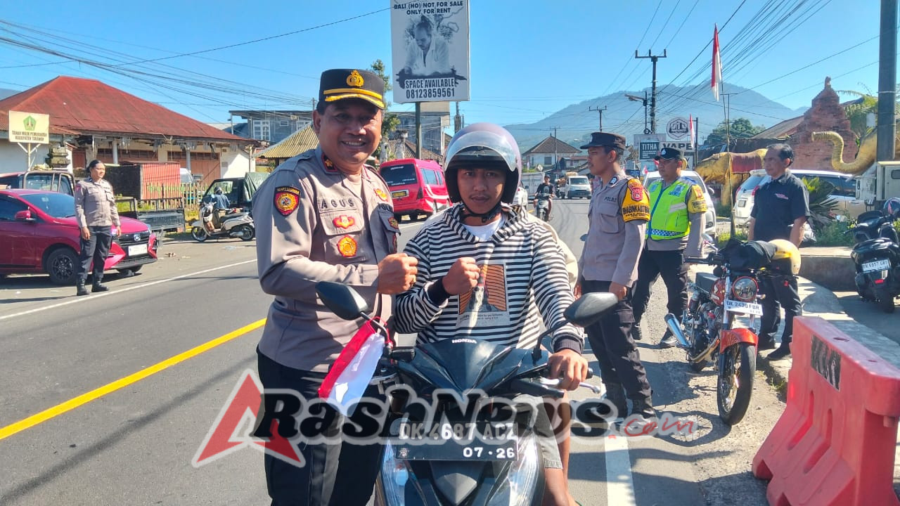 Sambut HUT ke-80 RI, Polsek Baturiti Bagikan Bendera Merah Putih ke Warga
