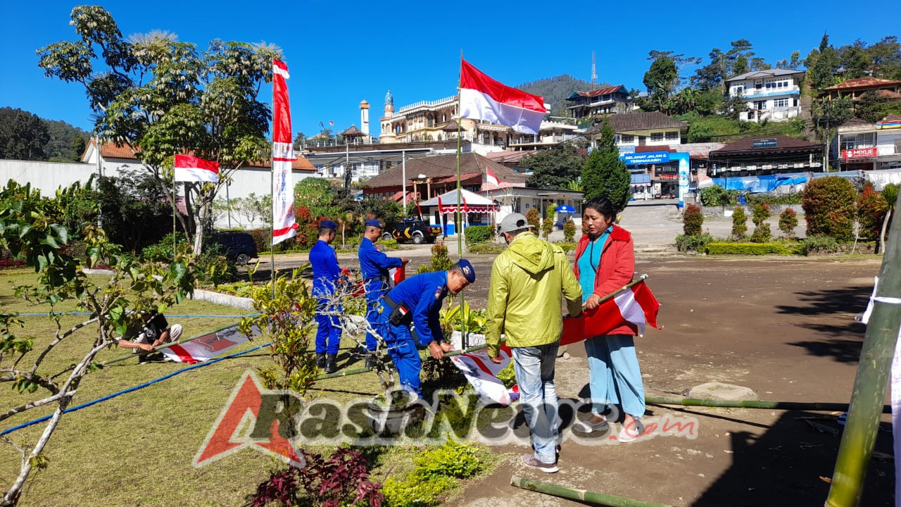 Meriahkan HUT RI ke-80, Satpolairud Polres Tabanan Bagikan Bendera Merah Putih di Puncak Ina Bedugul