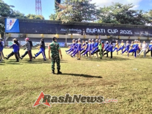 Pelatih Paskibra Koramil Sape Apresiasi Keseriusan Peserta Latihan di Lapangan Semangka