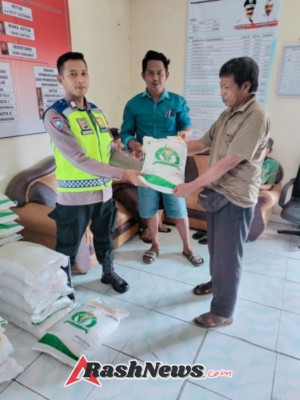 Bhabinkamtibmas Desa Munduk Temu Kawal Pendistribusian Bantuan Bahan Pangan Beras Bulog