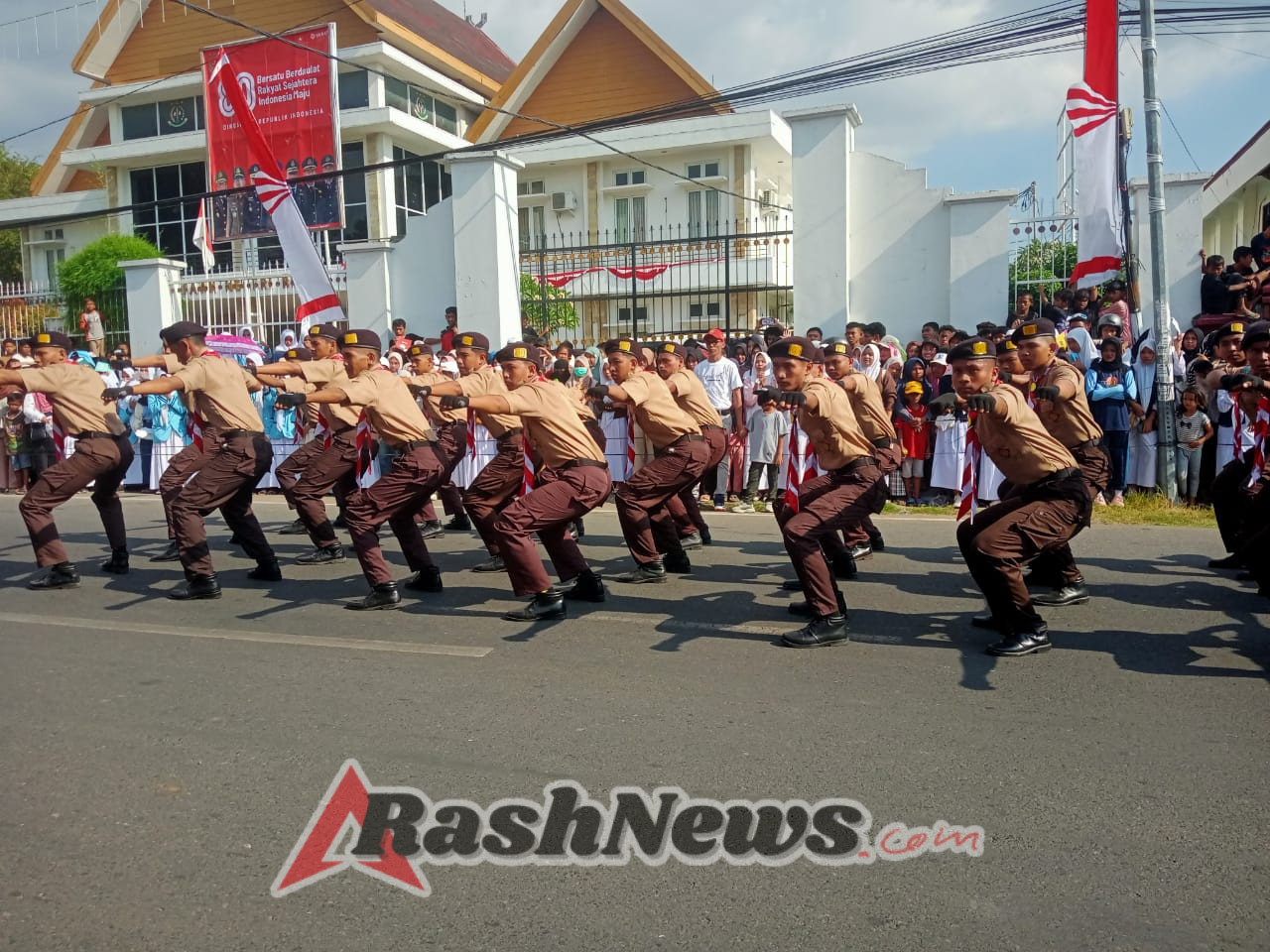 Koramil Rasanae Dukung Pembinaan Karakter Lewat Gerak Jalan Pelajar