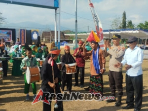 Babinsa Wakili Danramil dalam Pawai Budaya Perayaan Hari Jadi Desa Raba