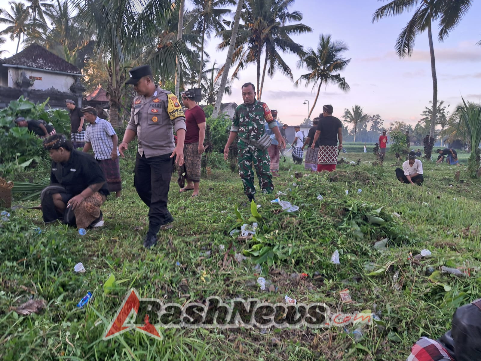 Gotong Royong Bersihkan Setra, Babinsa Bungbungan Tingkatkan Kepedulian Masyarakat Akan Kebersihan