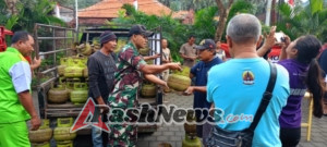 Babinsa Dawan Klod Dampingi Operasi Pasar LPG 3 Kg Untuk Masyarakat