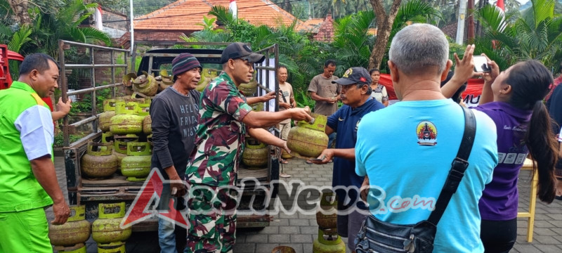 Babinsa Dawan Klod Dampingi Operasi Pasar LPG 3 Kg Untuk Masyarakat