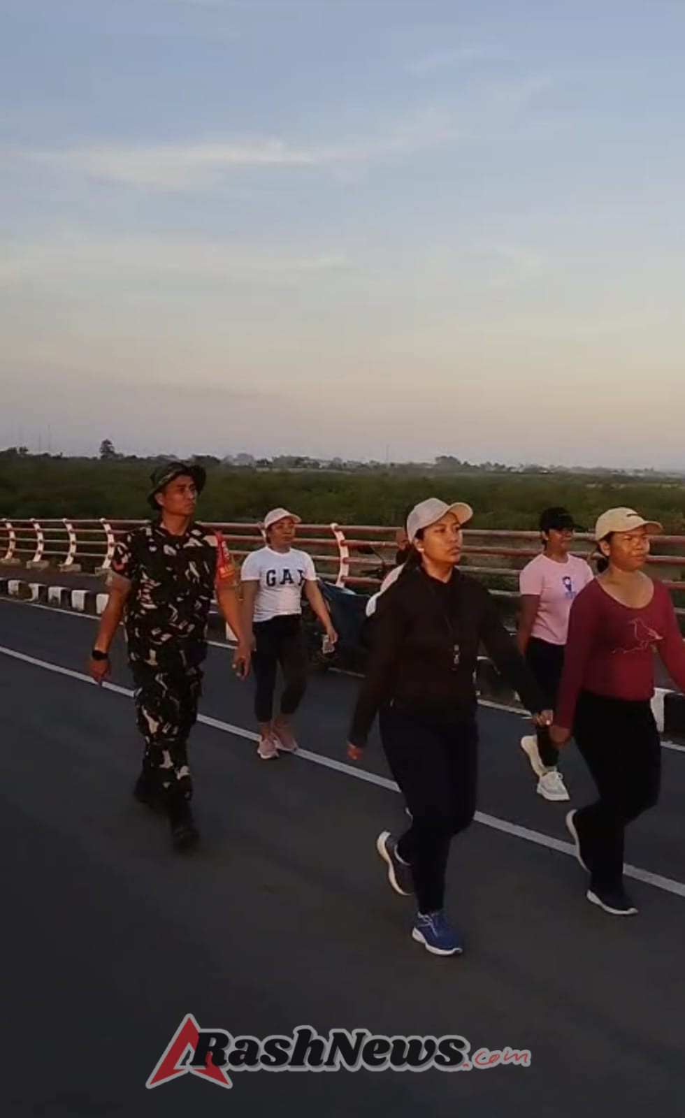 Babinsa Jumpai Tingkatkan Intensitas Latihan, PKK Gerak Jalan Tempuh Jarak 4 K