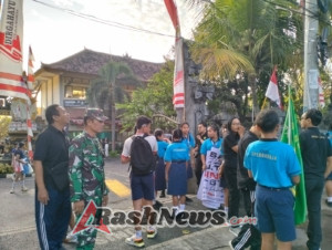 Amankan Jalan Santai, Babinsa Banyuasri Wujudkan Sinergi dan Kebersamaan