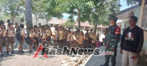 Anggota Koramil 1618-05/Biboki Utara Laksanakan Seleksi Gerak Jalan di SDN Biloe