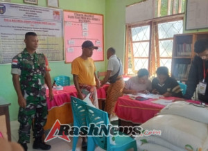 Babinsa Koramil 1618-04/Bisel Pantau Penyaluran Bantuan Beras CPP di Desa Oekopa
