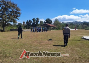 Babinsa Koramil 1618-01/Miotim dan Anggota Polsek Latih Paskibra SMA Binino Jelang HUT RI ke-80