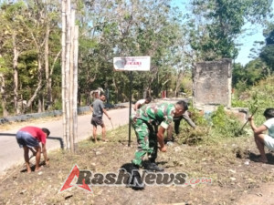Anggota Koramil 1618-02/Miobar dan Pemuda Desa Nian Bersihkan Jalan Desa, Bangun Semangat Gotong Royong