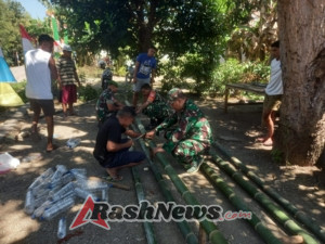 Koramil 1618-01/Miotim Bersama Masyarakat Gotong Royong Bangun Gapura Hias Sambut HUT RI ke-80