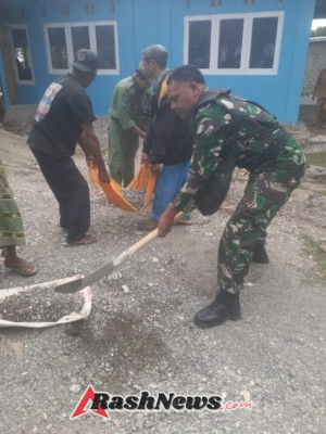 Babinsa Koramil 1618-02/Miobar Serda Seldis Nautani Gotong Royong Bersihkan Kantor Desa Fatutasu