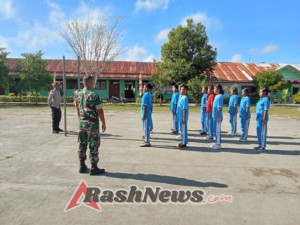 Babinsa Koramil 1618-04 Bisel dan Babinkamtibmas Latih Paskibraka di SMA Negeri Oenopu