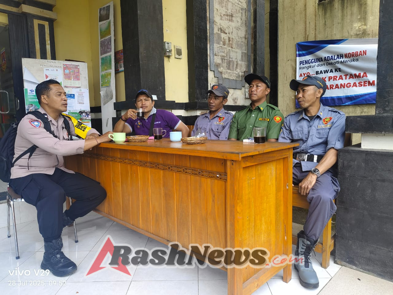 Bhabinkamtibmas Dialogis Dengan Warga Sampaikan Pesan Kamtibmas