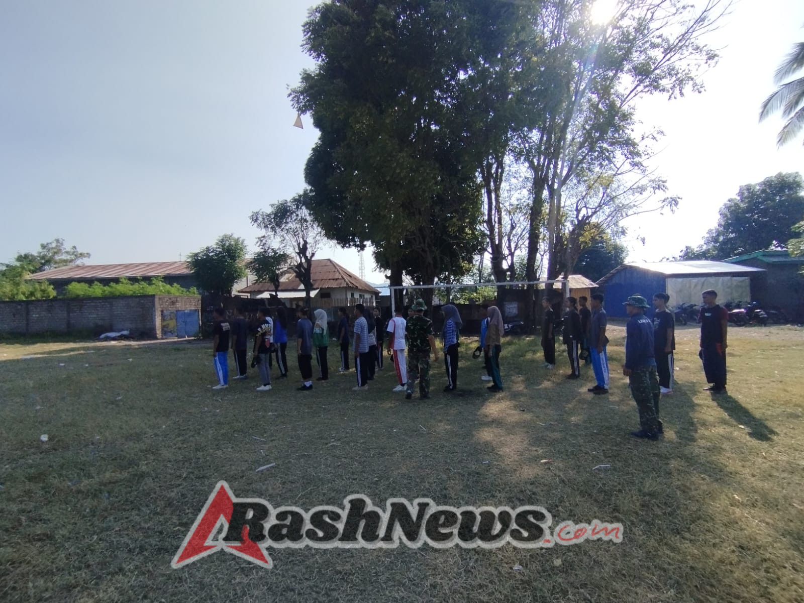 Dari Makoramil ke Lapangan Upacara: Babinsa Koramil 1612-03/Reok Cetak Pasukan Pengibar Berkualitas