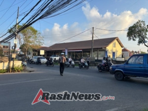 Berikan Kenyamanan Kepada Pengendara Unit Lalulintas Polsek Mengwi Lakukan Pengaturan di Simpang Tiying Tutul