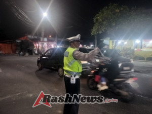 Unit Lantas Polsek Kuta Utara Berikan Pelayanan Terbaik Bagi Pengguna Jalan Saat Malam Hari.