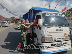 Edukasi Masyarakat kibarkan bendera merah putih, Danramil 07/Bebandem bersama Forkopimcam membagikan bendera merah putih