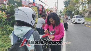 Gelorakan Kemerdekaan, Kapolsek Seltim bagikan Bendera Merah Putih kepada Pengendara