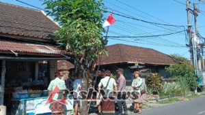 Wujudkan Semangat Nasionalisme, Polsek Dentim dan Desa Kesiman Kertalangu Kibarkan Merah Putih di Rumah Warga