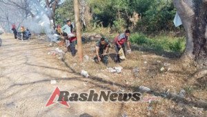 Jumat Bersih, Babinsa dan Warga Mangge Asi Pasang Bendera