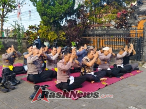 Anggota Polsek Kerambitan bersama  Anggota Koramil 1619-05 Kerambitan melaksanakan Sembahyang Hari Purnama.