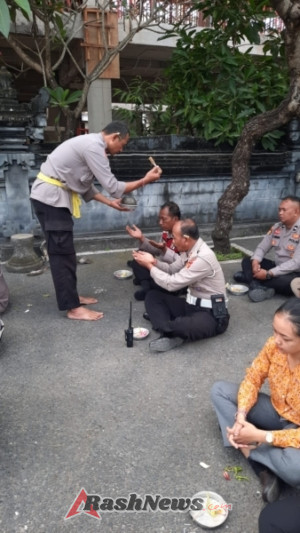 Giat Sembahyang Bersama Dalam Rangka Hari Purnama Di Pura Taman Harum Polsek Sukawati