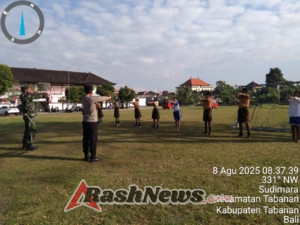 Bhabin Desa Sudimara latih Pengibar bendera anak-anak SMP N 5 Tabanan