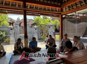 Kasat Binmas mewakili Kapolres Karangasem melaksanakan Program Jumat Curhat bersama kelompok nelayan