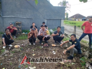 Bhabinkamtibmas bergabung dengan staf Desa Angkah gotong royong  bersihkan lingkungan dalam rangka sambut HUT RI Ke 80