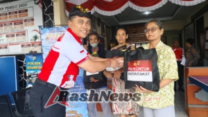 Kapolsek Kerambitan menyerahkan Bingkisan Sembako kepada Para Janda dan Keluarga Kurang Mampu(KKM).