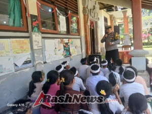 Tanamkan Sejak Dini Semangat Juang Kemerdekaan, Bhabinkamtibmas Singakerta Sambangi Anak SD