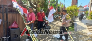 Semarak HUT RI ke-80, Bhabinkamtibmas Blahbatuh Gotong Royong Hias Kantor Desa