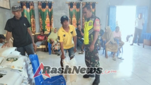 Babinsa Ajak Warga Manfaatkan Bantuan Beras dan Kibarkan Merah Putih