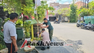 Kapolsek Dentim Bersama Perbekel dan Perangkat Desa Sumerta Kelod Pasang Bendera Merah Putih Sambut Hari Kemerdekaan