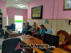Bhabinkamtibmas Desa Beringkit Silahturahmi Dengan Perangkat Desa