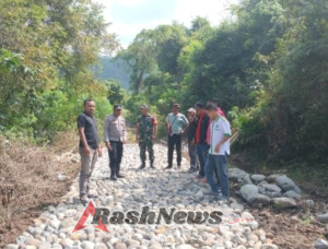 Babinsa Koramil 1612-07/Satarmese Hadiri Peninjauan Hasil Pembangunan Fisik Desa Cekaluju