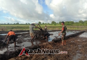 Berikan Semangat Pada Petani, Babinsa Bantu Membuat Pematang Sawah